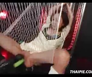 Shaved na háise teen a rinne a orgasm