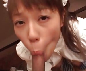 Busty seapáinis waitress fucked go poiblí (uncensored)