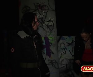 Magma scannán threesome fucking poiblí i mbeirlín